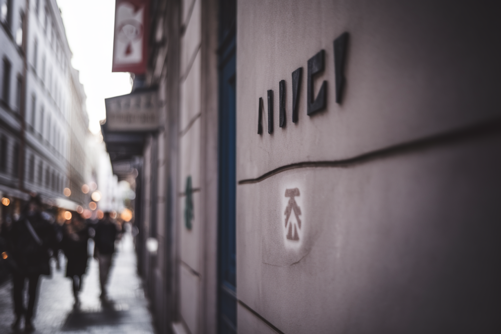 scene-rue-ville-europeenne-mysterieuse