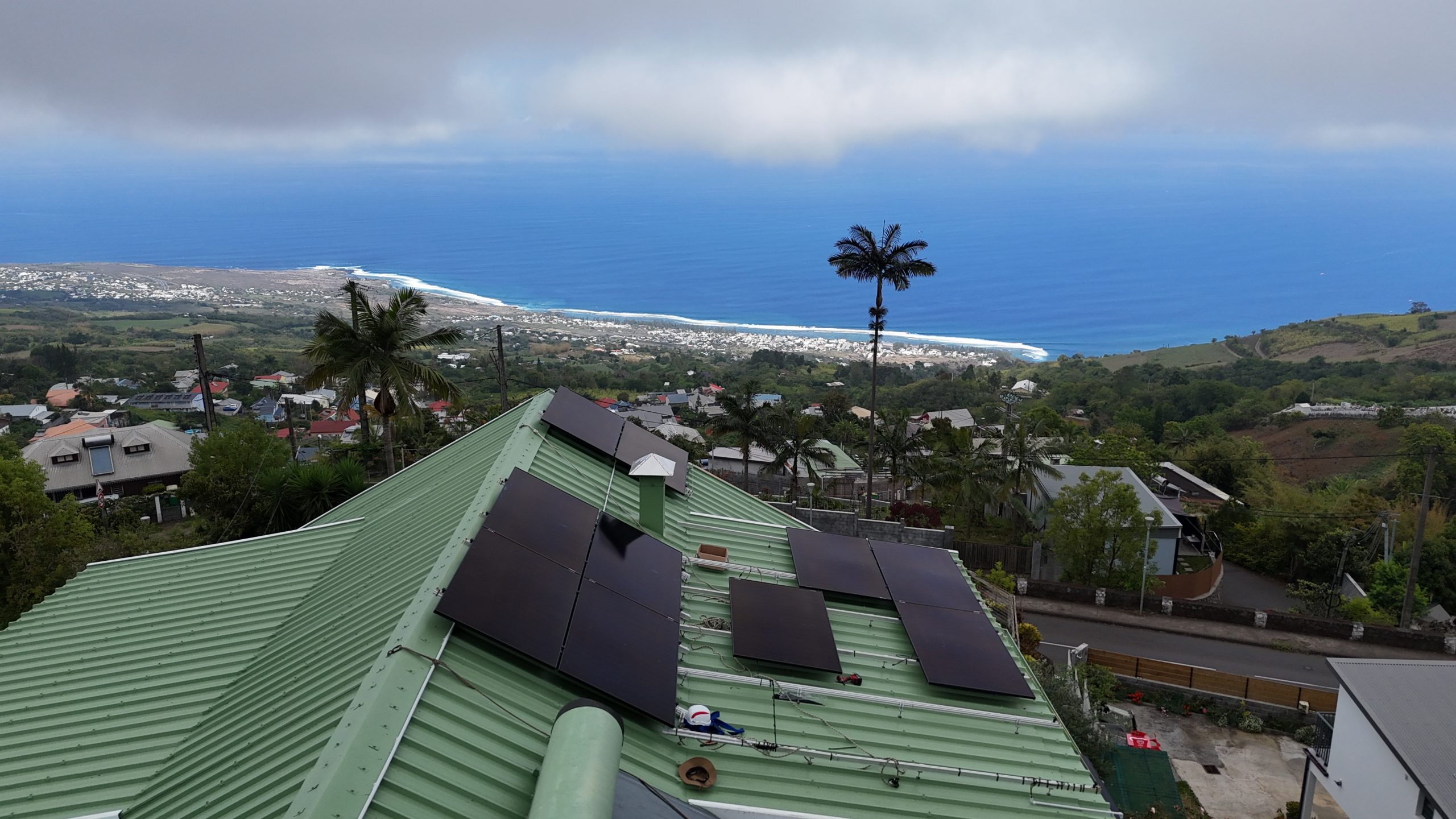 Installation de panneaux photovoltaïques sur toiture en tôle à La Réunion par Solar Service, éligible aides KAP.