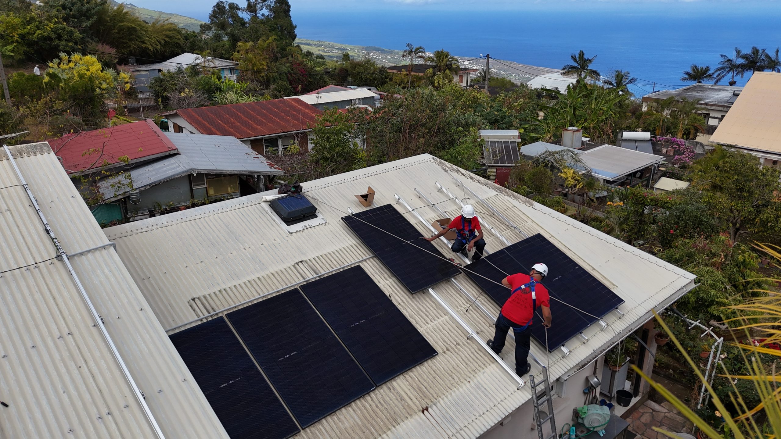 Système de fixation paracyclonique renforcé pour panneau solaire sur toiture tôle à La Réunion.